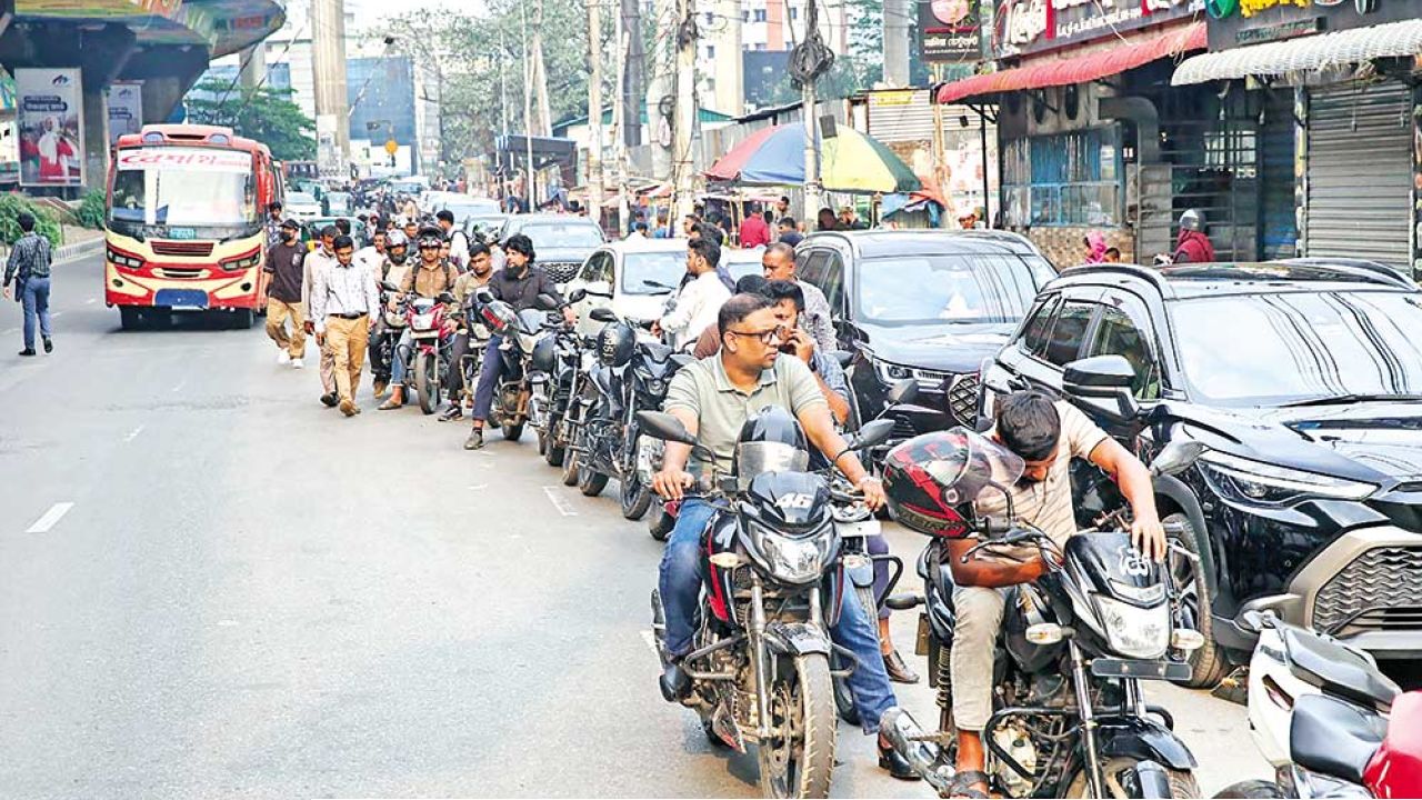 জ্বালানি তেলের সংকটকে বানানো সংকট বলছে সরকার। আপনিও কি তাই মনে করেন?


