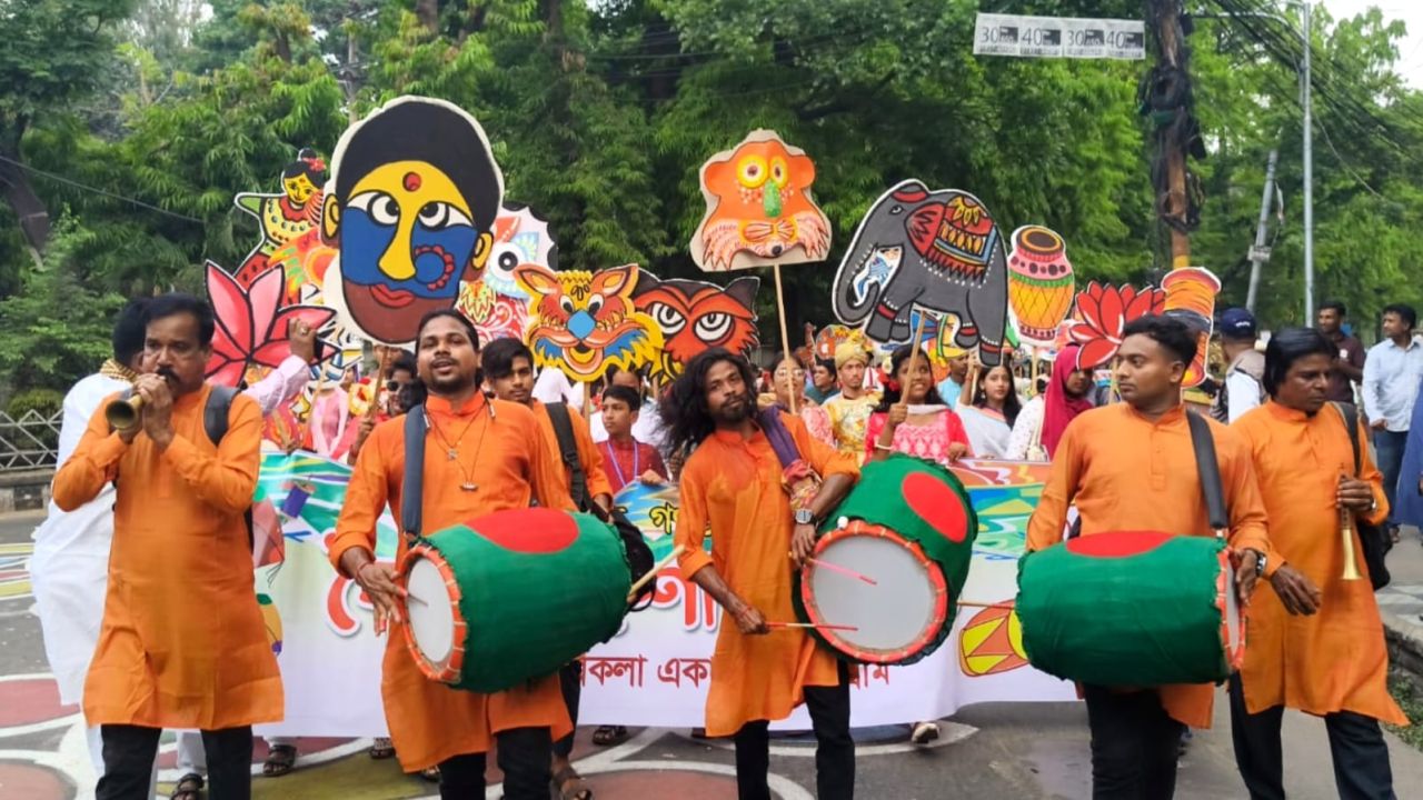 বিনয়বাঁশীর সুরে চট্টগ্রামে বর্ণাঢ্য বৈশাখী শোভাযাত্রা