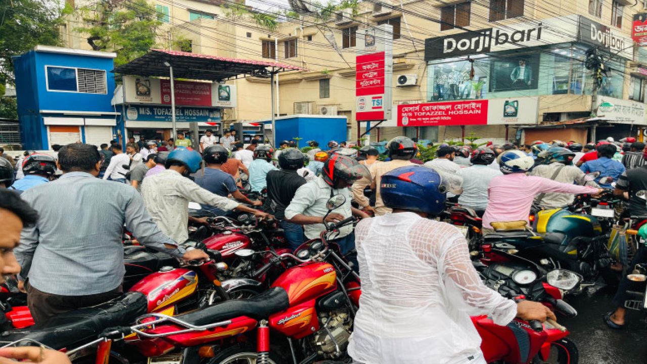 বৃষ্টির জলে ভিজছে শরীর, তেলের জন্য পুড়ছে অপেক্ষা