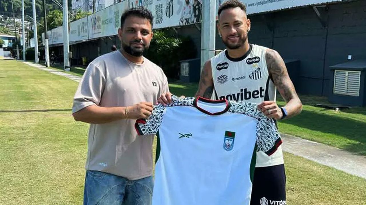  বাংলাদেশের জার্সি হাতে নেইমার
