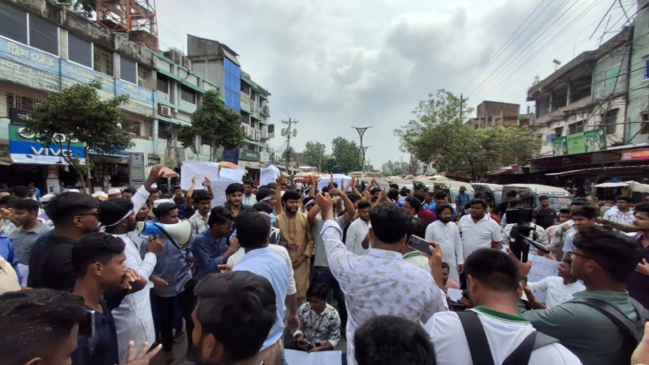 বেনাপোলে আধুনিক হাসপাতাল নির্মাণের দাবিতে গণ-বিক্ষোভ ও ৩ দফা দাবি পেশ
