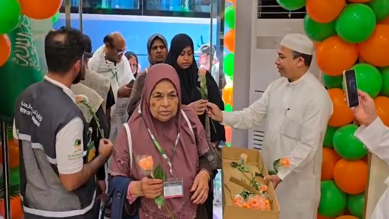 সৌদি আরবে বাংলাদেশি হজযাত্রীদের ফুল দিয়ে বরণ