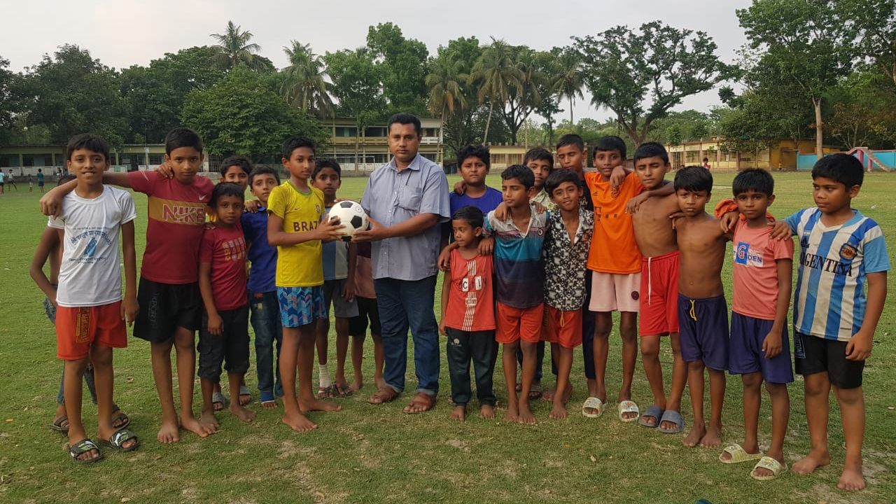 আলতাফ হোসেনের উদ্যোগে শিশুদের খেলাধুলায় ফেরানোর প্রচেষ্টা