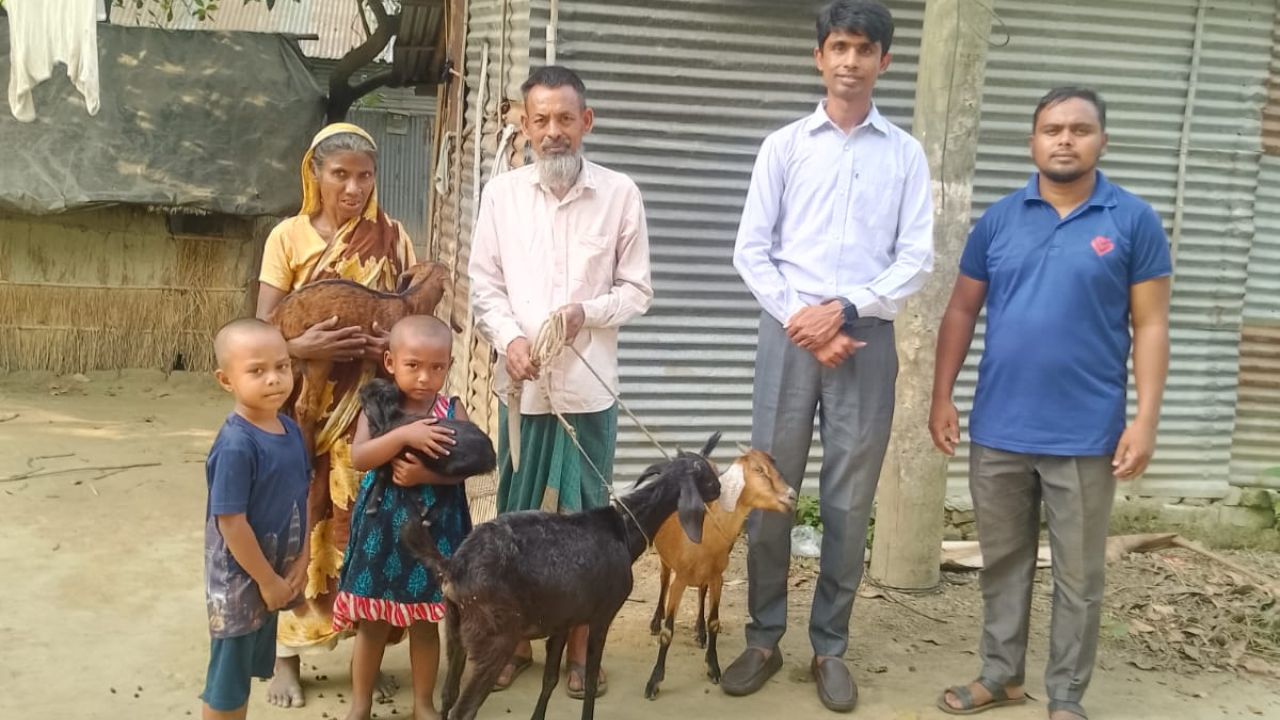 ছাগল পালন কর্মসূচির উপকারভোগীদের বাড়ি পরিদর্শন