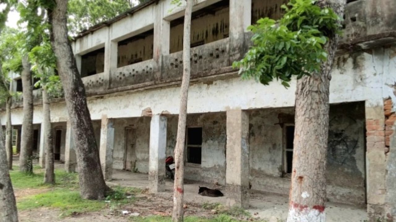 মণিরামপুরে বিদ্যালয়ের পরিত্যক্ত ভবনে অসামাজিক কর্মকাণ্ড এবং মাদকসেবীদের দৌরাত্ম্য