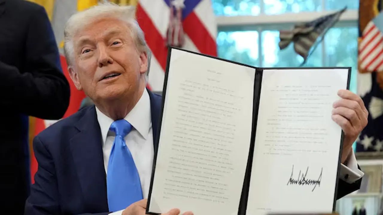 ট্রাম্পের সেই ‘গোল্ড কার্ড’ ভিসা অনুমোদন শুরু, পেলেন একজন