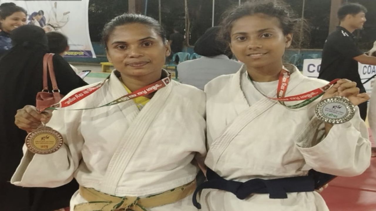 জুডোতে যশোরের বাজিমাত: রূপা ও ব্রোঞ্জ জিতে ইলা-রিনার বাজিমাত