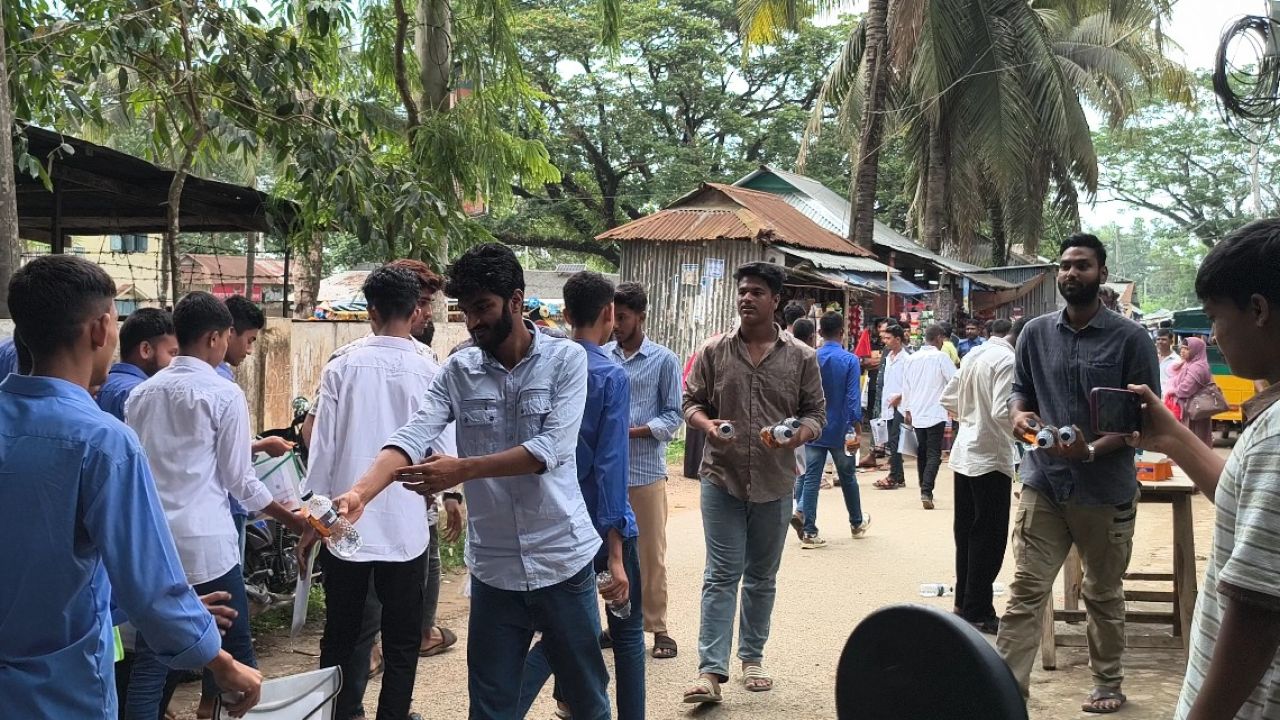 উথুরায় এসএসসি পরীক্ষার্থী ও অভিভাবকদের পাশে কলেজ শাখা ছাত্রদল