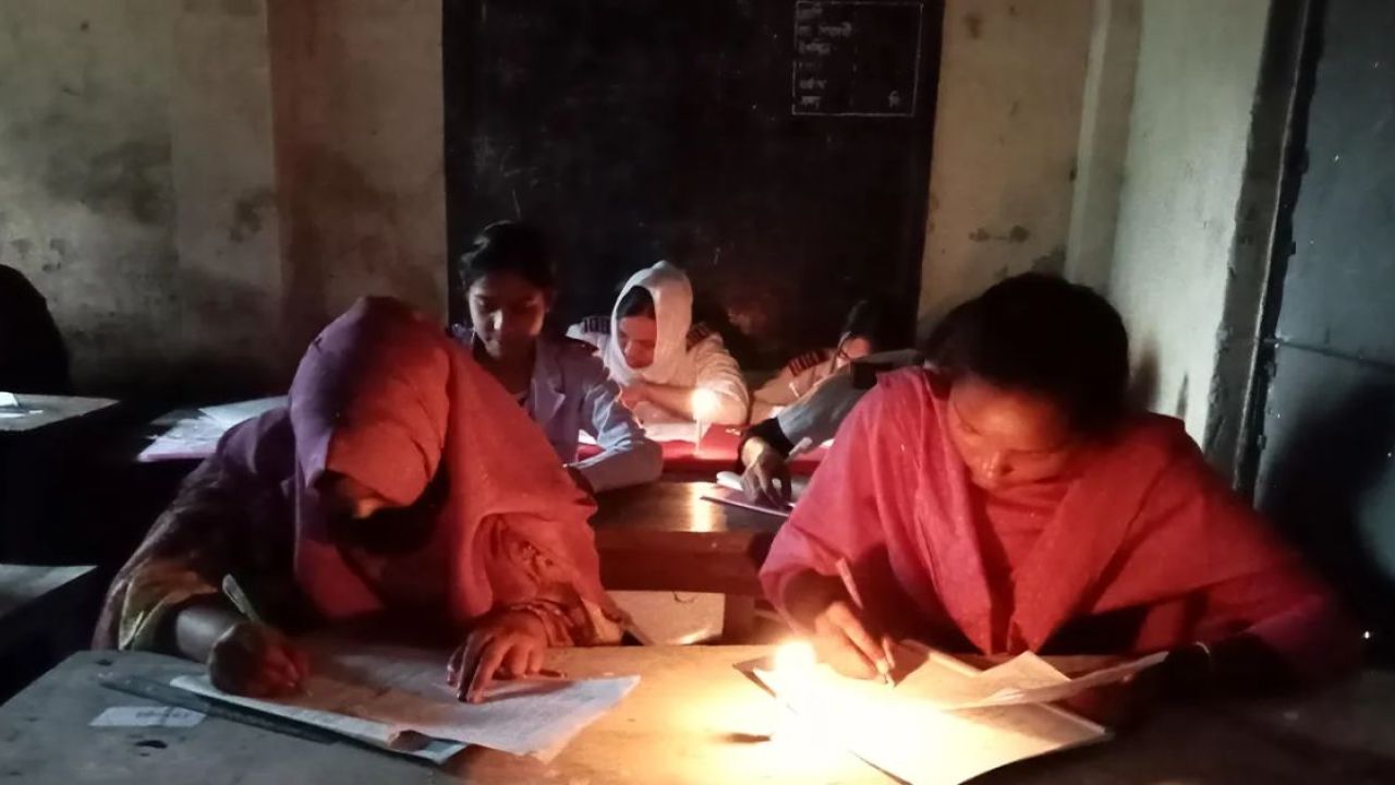 রংপুরে মোমবাতি জ্বালিয়ে এসএসসি পরীক্ষা, ইউএনও দুষলেন কেন্দ্রসচিবকে