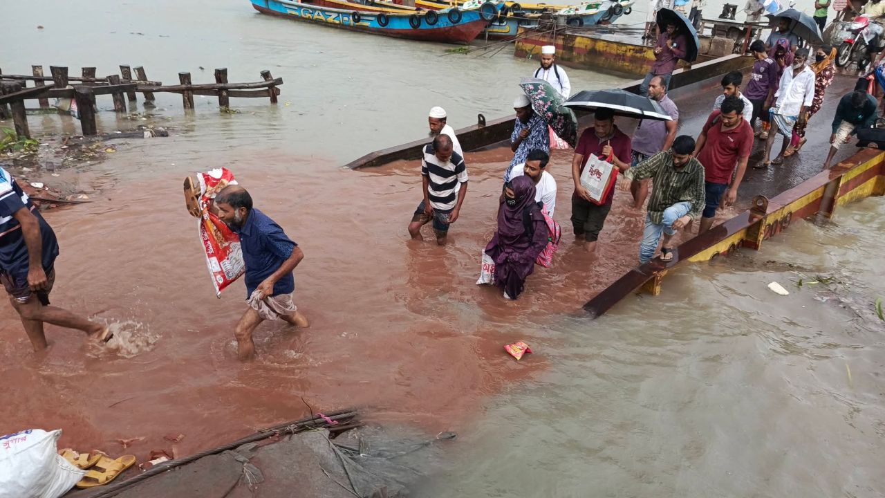 কালবৈশাখীর তাণ্ডবে ফুঁসছে নদী: পুরাকাটা ফেরিঘাটে জনদুর্ভোগ চরমে, স্থায়ী সমাধানের দাবি