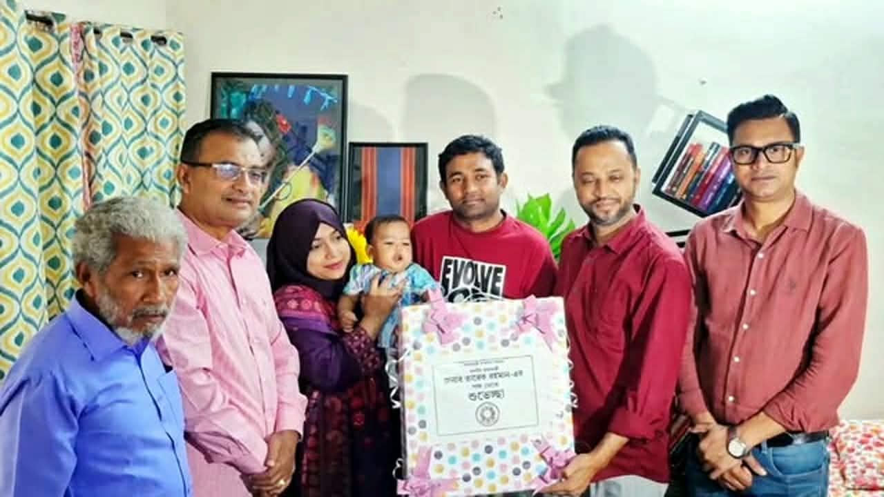 যশোরে শিশু আন নাসরের পরিবারে পৌঁছাল প্রধানমন্ত্রীর উপহার