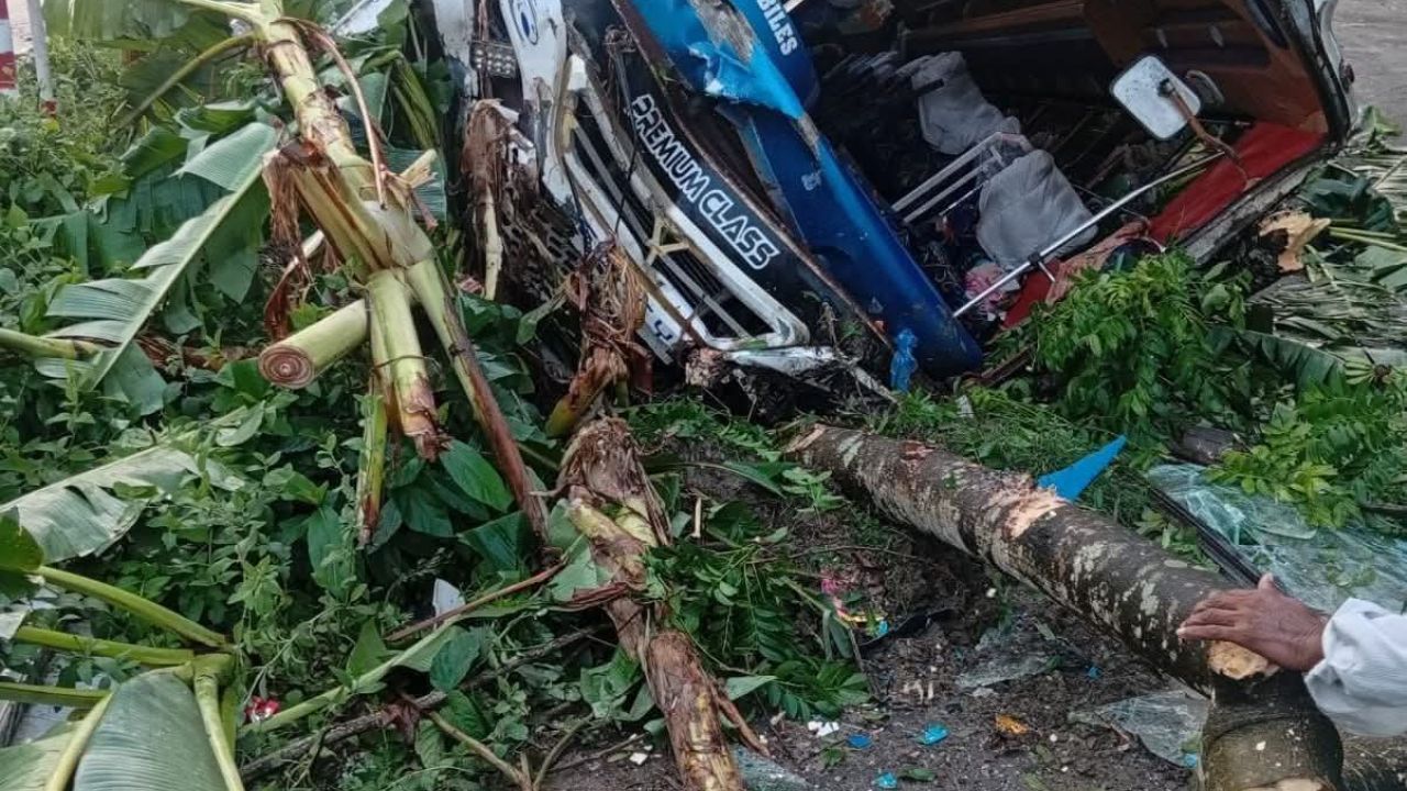 বরিশালে বরগুনার &lsquo;আবদুল্লাহ পরিবহন&rsquo; দুর্ঘটনার কবলে, আহত বেশ কয়েকজন