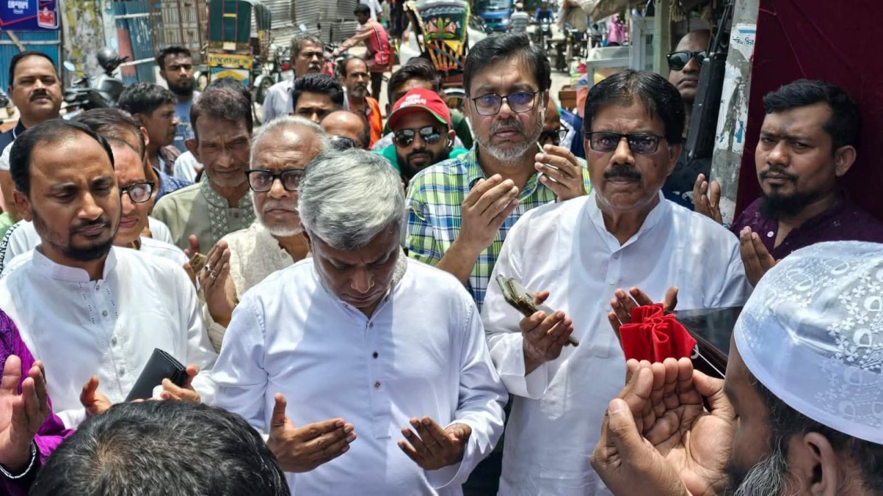 ৭ নম্বর ওয়ার্ডে প্রতিমন্ত্রী অনিন্দ্য ইসলাম অমিতের উপস্থিতিতে আধুনিক সড়ক ও ড্রেনেজ প্রকল্পের কাজ শুরু