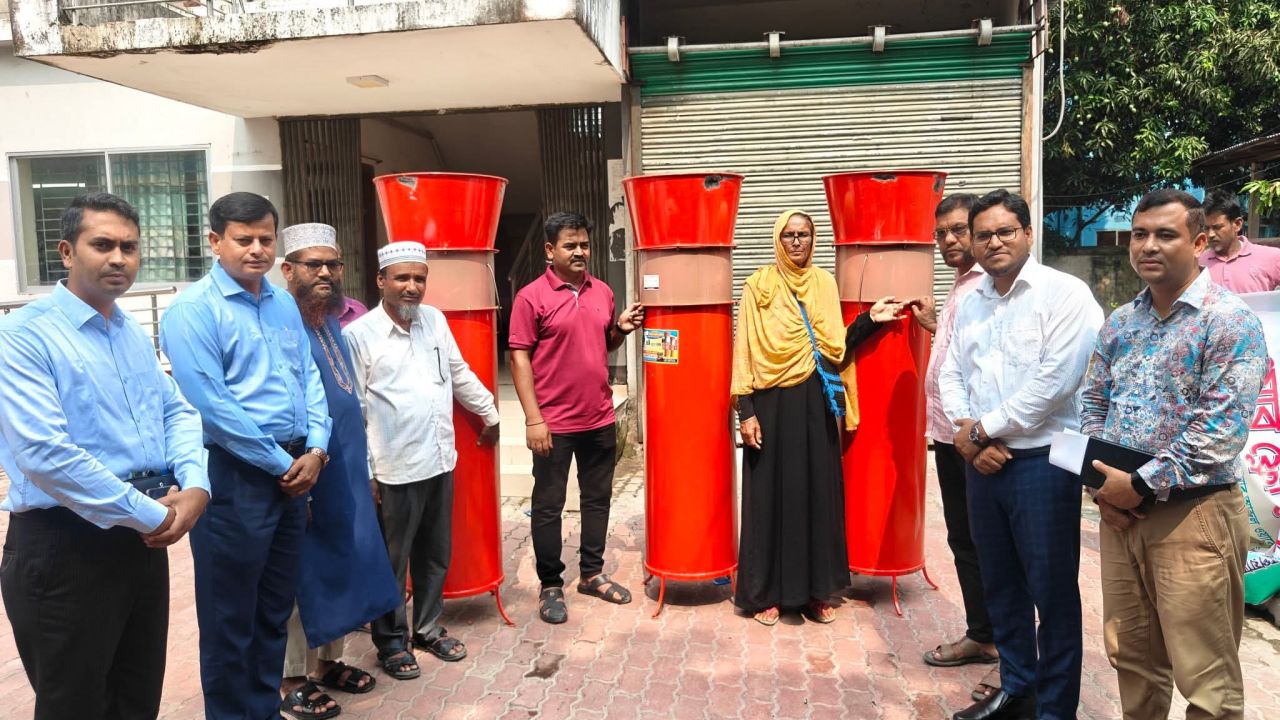 ফুলছড়িতে ক্ষুদ্র ও প্রান্তিক কৃষকদের মাঝে এয়ার ফ্লো মেশিন বিতরণ