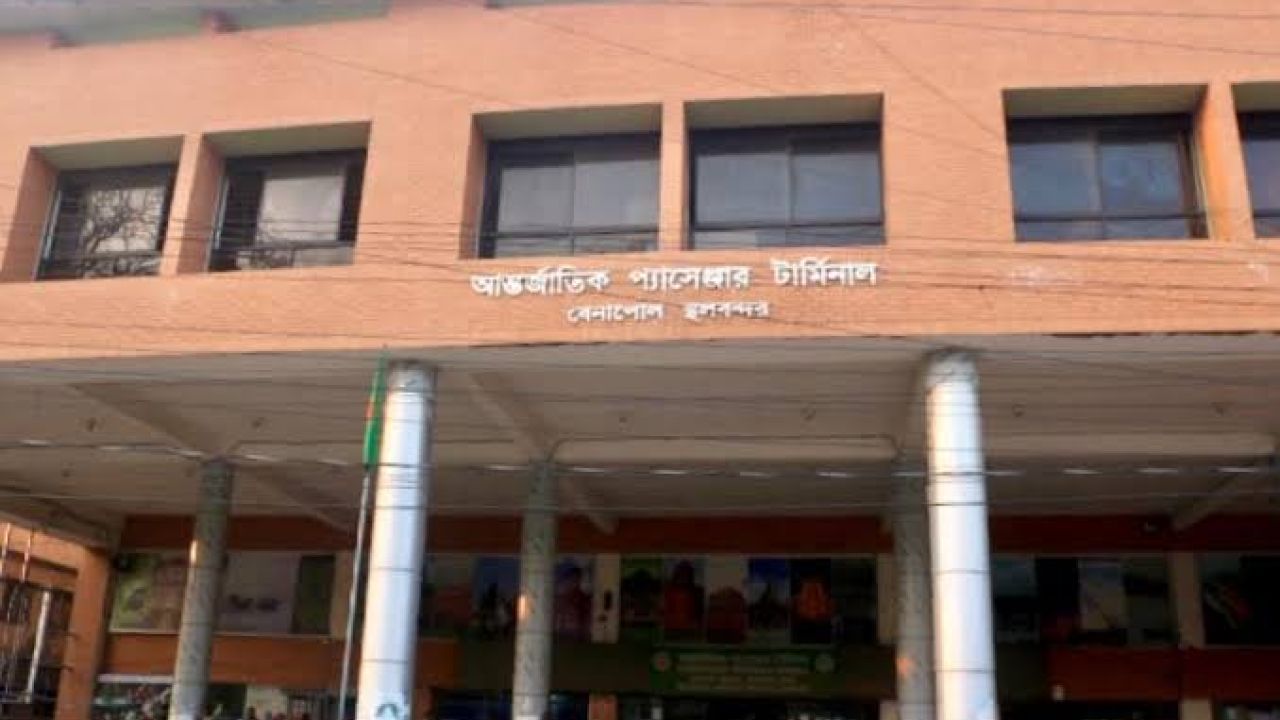 নিস্তব্ধ বেনাপোল: ভিসা জট কাটেনি, যাত্রী সংকটে স্থবির দেশের বৃহত্তম স্থলবন্দর