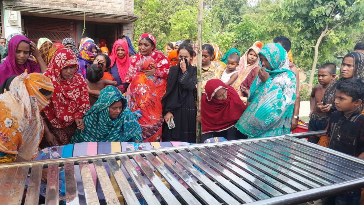 টিকটকে নাচ-গান করার জেরে নারীর মরদেহ দাফনে বাধা, প্রশাসনের হস্তক্ষেপে সম্পন্ন