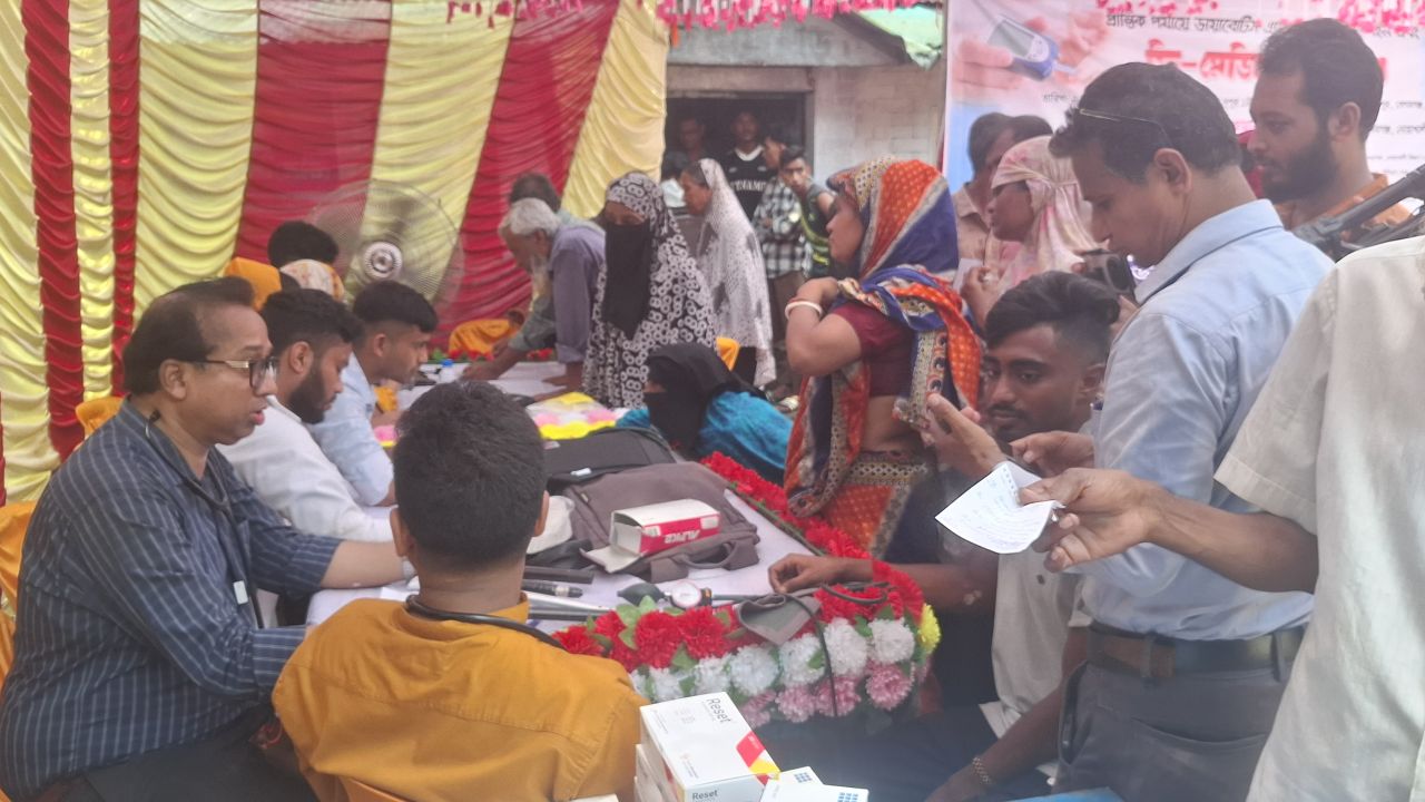 নোয়াখালীতে ডায়াবেটিস সচেতনতায় ফ্রি মেডিকেল ক্যাম্প, সেবা পেল ৬ শতাধিক মানুষ