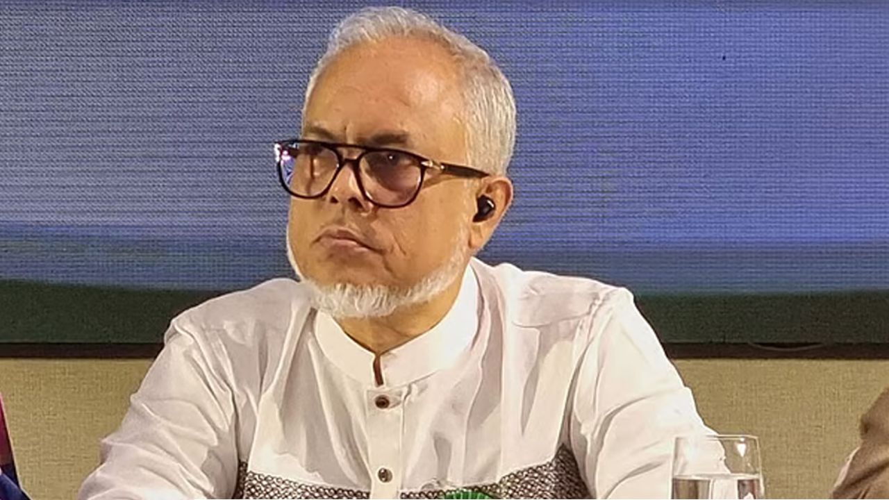 ঈদে কর্মচারীদের বেতন দিতে ব্যাংক হিসাব খুলে দেওয়ার দাবি জানিয়েছেন ডেসটিনি গ্রুপের এমডি রফিকুল আমীন। আপনি কি মনে করেন ব্যাংক হিসাব খুলে দেওয়া উচিত?