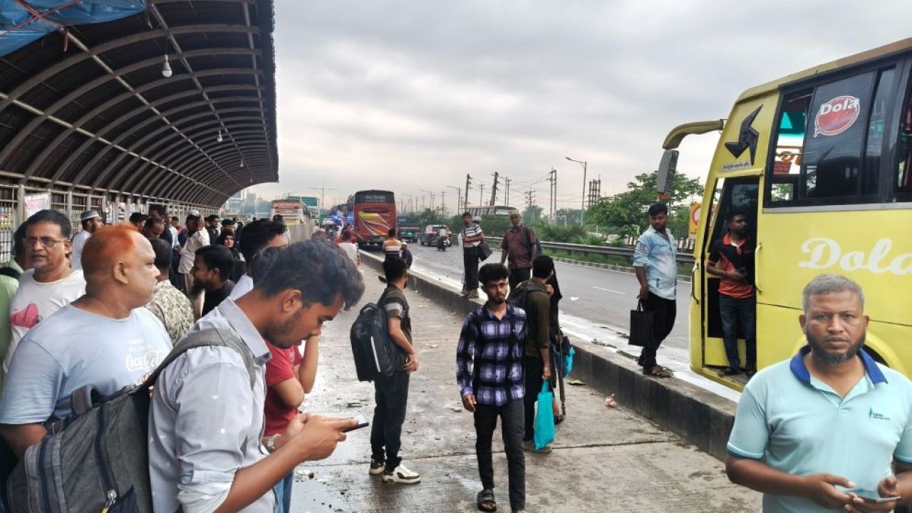 এক্সপ্রেসওয়েতে যানবাহনের চাপ, যাত্রীদের ক্ষোভ অতিরিক্ত ভাড়ায়
