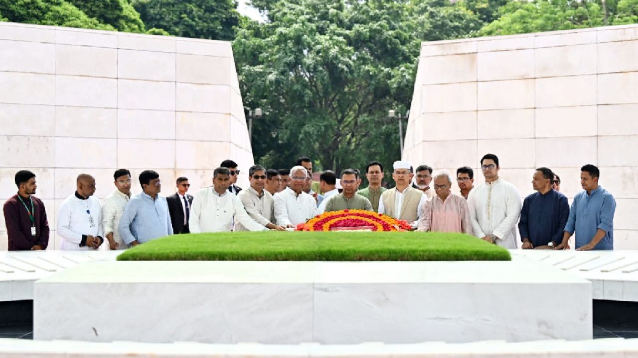 বাবা-মায়ের কবরের পাশে প্রধানমন্ত্রী
