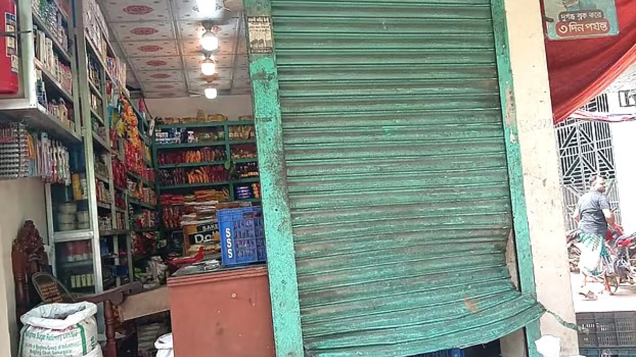 সেনবাগে দুই এলাকার সংঘর্ষে উত্তাল রাত, বাজারজুড়ে হামলা-ভাঙচুরের অভিযোগ