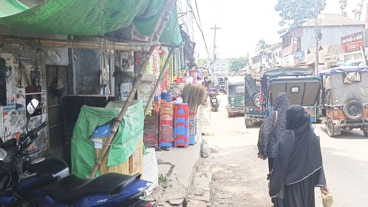 সেনবাগ বাজারে ফুটপাত দখল, জীবনের ঝুঁকি নিয়ে সড়কে হাঁটছেন পথচারীরা