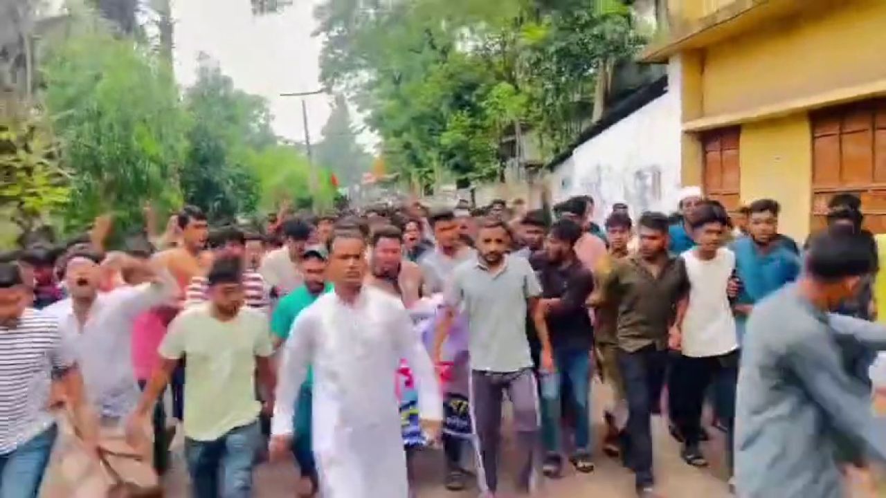নিষিদ্ধ ছাত্রলীগের &lsquo;শক্তি প্রদর্শন&rsquo;! নোয়াখালীর বাঁধেরহাটে বিক্ষোভ মিছিল, আইনগত ব্যবস্থার হুঁশিয়ারি পুলিশের